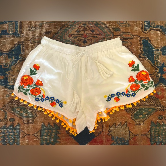 Nellis Pants - Nellis White Shorts w/ Embroidered Flowers Women’s Size Small